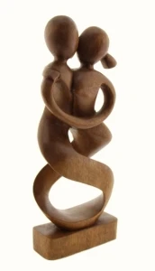 Statua Amorosa Bacio Abbraccio 25 cm – Soprammobile Romantico in Legno per Casa