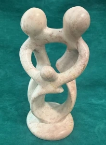 Scultura Famiglia Abbracciata in Pietra Ollare