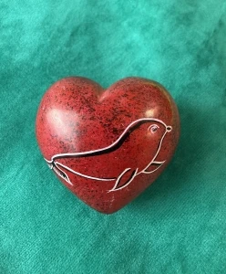 Cuore creazione pietra ollare disegno animaletto dipinto