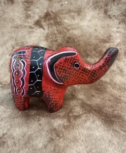 Elefante Decorativo in Pietra Ollare Rossa Dipinto a Mano