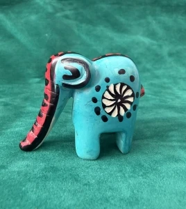 Elefante azzurro scolpito a mano in pietra ollare