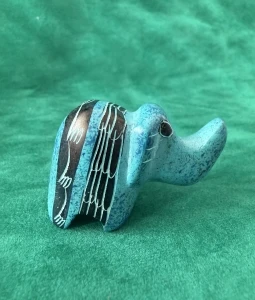Elefante azzurro e intarsi neri scolpito a mano in pietra ollare