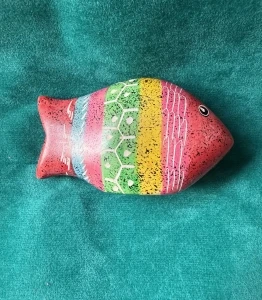 Pesce in Pietra Ollare Colorato – Scultura Artigianale Dipinta a Mano